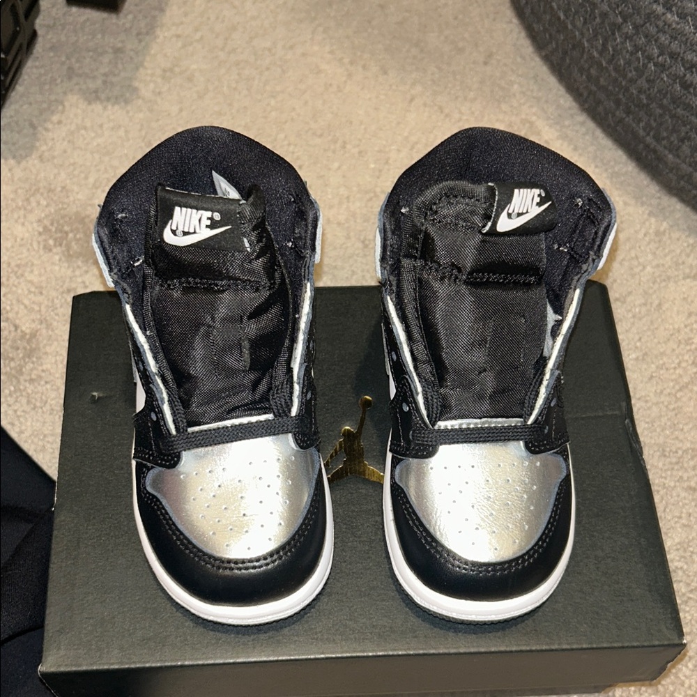 Jordan 1 High OG. Kids Black and Silver Size 7c